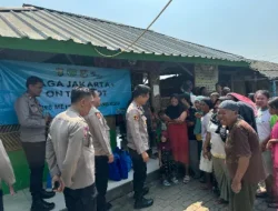 Sambangi Kawasan Slum Area, Polsek Teluknaga Bagikan 50 Paket Sembako dan Serap Aspirasi Warga