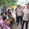 Masuk Gang Permukiman Tanah Tinggi, Kapolres Metro Tangerang Kota Bawa Sembako dan Dengarkan Curhat Warga