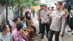 Masuk Gang Permukiman Tanah Tinggi, Kapolres Metro Tangerang Kota Bawa Sembako dan Dengarkan Curhat Warga