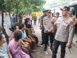 Masuk Gang Permukiman Tanah Tinggi, Kapolres Metro Tangerang Kota Bawa Sembako dan Dengarkan Curhat Warga