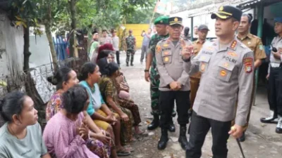 Masuk Gang Permukiman Tanah Tinggi, Kapolres Metro Tangerang Kota Bawa Sembako dan Dengarkan Curhat Warga