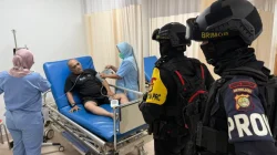 Patroli Brimob Metro Jaya di Jakarta Utara Bantu Warga Sakit ke Rumah Sakit