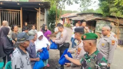 Sambangi Permukiman Padat di Cibodas, Polisi Bagikan Sembako dan Ingatkan Bahaya Narkobaz