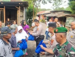 Sambangi Permukiman Padat di Cibodas, Polisi Bagikan Sembako dan Ingatkan Bahaya Narkobaz