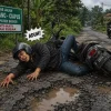 Lagi !!! Warga Graha Arradea Ciherang Terjatuh Dampak Kerusakan Jalan Raya Ciherang-Ciapus, Warga Desak Perbaikan Segera