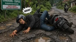 Lagi !!! Warga Graha Arradea Ciherang Terjatuh Dampak Kerusakan Jalan Raya Ciherang-Ciapus, Warga Desak Perbaikan Segera