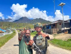 Hadir di Tengah Ketenangan Ibadah, Patroli Satgas Damai Cartenz Jaga Keamanan dan Pererat Kedekatan Dengan Jemaat di Sinak