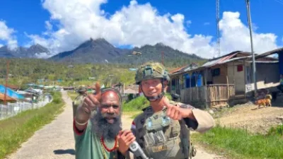 Hadir di Tengah Ketenangan Ibadah, Patroli Satgas Damai Cartenz Jaga Keamanan dan Pererat Kedekatan Dengan Jemaat di Sinak