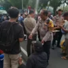 Polisi Bagikan Roti dan Air Mineral Untuk Massa Aksi Mahasiswa BEM UBK di Silang Selatan