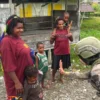 Hangatkan Hati Warga Nduga, Polwan Ops Damai Cartenz-2026 Bangun Kedekatan Melalui Aksi Humanis