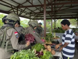 Di Balik Ramainya Pasar Keyabi Nduga, Senyum Mama Papua dan Polwan Damai Cartenz Rajut Rasa Aman dan Nyaman