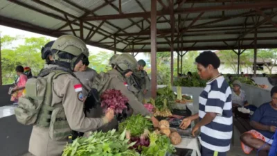 Di Balik Ramainya Pasar Keyabi Nduga, Senyum Mama Papua dan Polwan Damai Cartenz Rajut Rasa Aman dan Nyaman