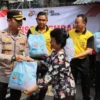Kapolres Metro Tangerang Kota Bagikan Paket Sembako di Kawasan Padat Penduduk Karawaci