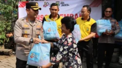Kapolres Metro Tangerang Kota Bagikan Paket Sembako di Kawasan Padat Penduduk Karawaci