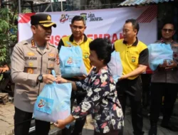 Kapolres Metro Tangerang Kota Bagikan Paket Sembako di Kawasan Padat Penduduk Karawaci