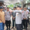 Kapolres Metro Tangerang Kota Turun ke Permukiman Padat Neglasari, Bagikan Sembako untuk Warga