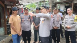 Kapolres Metro Tangerang Kota Turun ke Permukiman Padat Neglasari, Bagikan Sembako untuk Warga