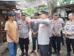 Kapolres Metro Tangerang Kota Turun ke Permukiman Padat Neglasari, Bagikan Sembako untuk Warga