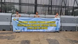 Polda Metro Jaya Kedepankan Pelayanan Humanis Saat Kawal Aksi KNARA di DPR Dengan Spanduk Simpatik