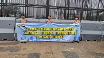 Polda Metro Jaya Kedepankan Pelayanan Humanis Saat Kawal Aksi KNARA di DPR Dengan Spanduk Simpatik