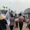 Polisi Bagikan Snack dan Minuman ke Massa Aksi KNARA di DPR