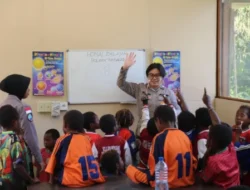 Melalui Honai Belajar, Ops Damai Cartenz Kenalkan Dunia dan Tata Surya kepada Anak-anak di Tembagapura, Timika, Papua Tengah