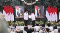 DKI Jakarta HUT ke-499, Wamen Ossy Serahkan 499 Sertipikat ke Gubernur Pramono Anung