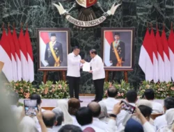 DKI Jakarta HUT ke-499, Wamen Ossy Serahkan 499 Sertipikat ke Gubernur Pramono Anung