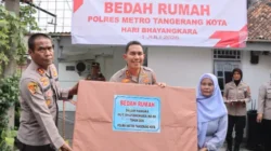 Sambut Hari Bhayangkara ke-80, Polres Metro Tangerang Kota Bedah Rumah Warakawuri di Karawaci