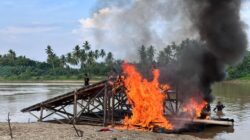 Polsek Cerenti Tindak Lanjuti Laporan Call Center 110, 4 Rakit PETI Dimusnahkan di Desa Pulau Busuk