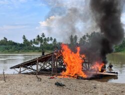 Polsek Cerenti Tindak Lanjuti Laporan Call Center 110, 4 Rakit PETI Dimusnahkan di Desa Pulau Busuk