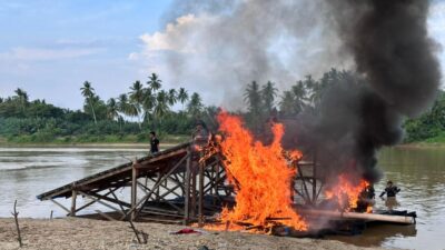 Polsek Cerenti Tindak Lanjuti Laporan Call Center 110, 4 Rakit PETI Dimusnahkan di Desa Pulau Busuk