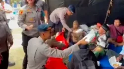 Brimob Metro Jaya Kerahkan 2 Unit Kendaraan Dapur Lapangan (Randurlap), Bagikan Bantuan Makanan Untuk Korban Kebakaran Pasar Jiung