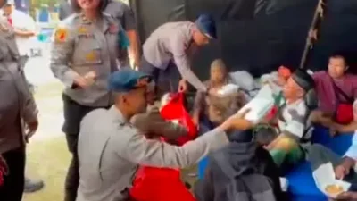 Brimob Metro Jaya Kerahkan 2 Unit Kendaraan Dapur Lapangan (Randurlap), Bagikan Bantuan Makanan Untuk Korban Kebakaran Pasar Jiung