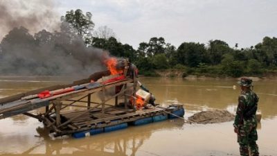 Polsek Cerenti Tertibkan Aktivitas PETI di Sungai Kuantan, 31 Rakit Dimusnahkan