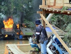 145 Rakit PETI di Sepanjang Sungai Kuantan Dimusnahkan Personil Gabungan TNI-Polri dan Instansi Terkait