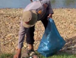 Sambut Hari Bhayangkara ke-80, Polda Riau Turun ke Sungai Subayang Bersihkan Sampah Bersama Warga