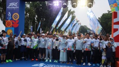PEKANBARU – Ribuan masyarakat mengikuti kegiatan Pekanbaru Lestari Run 5K yang digelar dalam rangka memeriahkan Hari Ulang Tahun (HUT) Kota Pekanbaru ke-242, Minggu (14/6/2026).  Kegiatan yang dipusatkan di Jalan Gajah Mada, Kecamatan Pekanbaru Kota tersebut berlangsung meriah dengan diikuti sekitar 2.000 peserta dari berbagai kalangan.  Turut hadir dalam kegiatan tersebut Wali Kota Pekanbaru H. Agung Nugroho, S.E., M.M., Kapolresta Kombes Pol. Muharman Arta, S.I.K., M.H., Wakil Wali Kota Markarius Anwar, S.T., M.Arch., Karo Rena Polda Riau Kombes Pol. Daniel Widya Mucharam, S.I.K., M.P.A. mewakili Kapolda Riau, Kepala BNN Kota Kombes Pol. Dr. Wawan, S.H., M.H., para kepala OPD, kepala dinas, serta unsur Forkopimda dan masyarakat.  Sebelum kegiatan dimulai, terlebih dahulu dilaksanakan apel kesiapan pengamanan yang dipimpin Kabag Ops Polresta Pekanbaru Kompol Tri Budiyanto, S.H., S.I.K. Dalam arahannya, seluruh personel pengamanan diminta untuk tetap siaga di titik masing-masing, meningkatkan kewaspadaan terhadap potensi gangguan kamtibmas, serta melaksanakan pengamanan secara maksimal guna menjamin keamanan dan kelancaran kegiatan.  Pengamanan kegiatan melibatkan sebanyak 308 personel gabungan yang terdiri dari Polresta Pekanbaru, Satpol PP Kota Pekanbaru, Dinas Perhubungan, Dinas Kesehatan, dan Dinas Pemadam Kebakaran Kota Pekanbaru.  Kegiatan diawali dengan registrasi peserta, dilanjutkan pembukaan oleh MC, doa bersama, serta menyanyikan lagu Indonesia Raya. Tepat pukul 06.30 WIB, Wali Kota Pekanbaru bersama unsur Forkopimda secara resmi melepas peserta Pekanbaru Lestari Run 5K yang menempuh rute melintasi sejumlah ruas jalan utama di Kota Pekanbaru dengan total jarak sekitar 5,5 kilometer.  Selain mengkampanyekan gaya hidup sehat, kegiatan ini juga mengusung semangat pelestarian lingkungan. Para peserta diajak untuk mengumpulkan sampah yang ditemui selama berlari sebagai bentuk kepedulian terhadap kebersihan dan keindahan Kota Pekanbaru.  Dalam sambutannya, Wali Kota Pekanbaru menyampaikan apresiasi kepada seluruh peserta, panitia, serta unsur pengamanan yang telah mendukung suksesnya kegiatan tersebut.   “Pekanbaru Lestari Run 5K bukan hanya menjadi ajang olahraga dan silaturahmi masyarakat, tetapi juga momentum untuk menumbuhkan kesadaran bersama dalam menjaga kebersihan lingkungan,” ucapnya.  Setelah seluruh peserta mencapai garis finis, kegiatan dilanjutkan dengan pembagian medali, senam zumba bersama, pembagian hadiah bagi peserta terbaik, termasuk kategori pengumpulan sampah terbanyak, serta hiburan yang semakin menambah semarak perayaan HUT Kota Pekanbaru ke-242.  Berkat sinergi seluruh pihak, rangkaian kegiatan berlangsung dengan aman, tertib, dan lancar hingga berakhir pada pukul 10.30 WIB. Kehadiran Polri bersama unsur pengamanan lainnya menjadi wujud komitmen dalam memberikan rasa aman kepada masyarakat selama berlangsungnya kegiatan masyarakat berskala besar di Kota Pekanbaru.  (red)