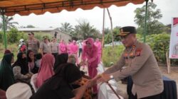 Dalam Rangka HUT Bhayangkara ke-80, Kapolres Rohil Resmikan Bedah Rumah dan Salurkan Bansos di Tanah Putih