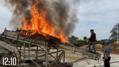 Polsek Singingi Hilir Tertibkan Aktivitas PETI di Desa Petai, 2 Rakit Dompeng Dimusnahkan
