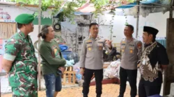 Kapolres Metro Tangerang Kota Sambangi Kawasan Slum Area Cimone Jaya, Bagikan Sembako dan Ajak Warga Jaga Kamtibmas