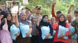 Datangi Permukiman Warga di Poris Gaga, Kapolres Bagikan Bansos dan Ajak Masyarakat Jaga Kamtibmas