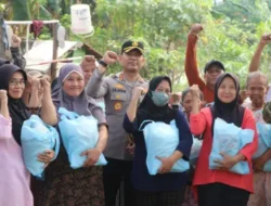 Datangi Permukiman Warga di Poris Gaga, Kapolres Bagikan Bansos dan Ajak Masyarakat Jaga Kamtibmas