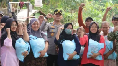 Datangi Permukiman Warga di Poris Gaga, Kapolres Bagikan Bansos dan Ajak Masyarakat Jaga Kamtibmas