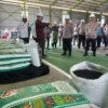 Kapolri Tinjau Pabrik Pupuk Batu Bara di Kampar, Lepas Distribusi 80 Ton Pupuk Untuk Kelompok Tani Riau