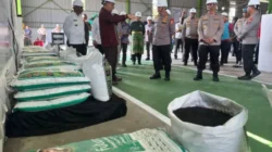Kapolri Tinjau Pabrik Pupuk Batu Bara di Kampar, Lepas Distribusi 80 Ton Pupuk Untuk Kelompok Tani Riau