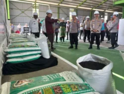 Kapolri Tinjau Pabrik Pupuk Batu Bara di Kampar, Lepas Distribusi 80 Ton Pupuk Untuk Kelompok Tani Riau