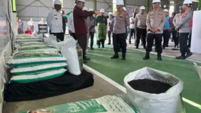 Kapolri Tinjau Pabrik Pupuk Batu Bara di Kampar, Lepas Distribusi 80 Ton Pupuk Untuk Kelompok Tani Riau
