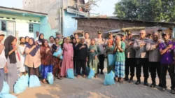 Jaga Jakarta+ Menyentuh Warga, Kapolres Metro Tangerang Kota Bagikan Bantuan Sembako di Kampung Bayur