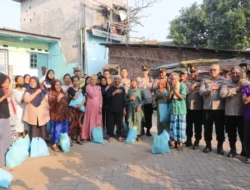 Jaga Jakarta+ Menyentuh Warga, Kapolres Metro Tangerang Kota Bagikan Bantuan Sembako di Kampung Bayur